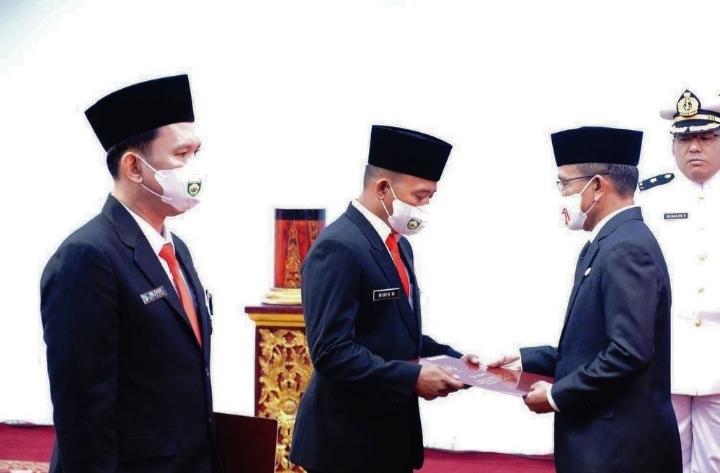 Sekda Sumatera Selatan Sa Supriono Sematkan Satyalencana Karya Satya