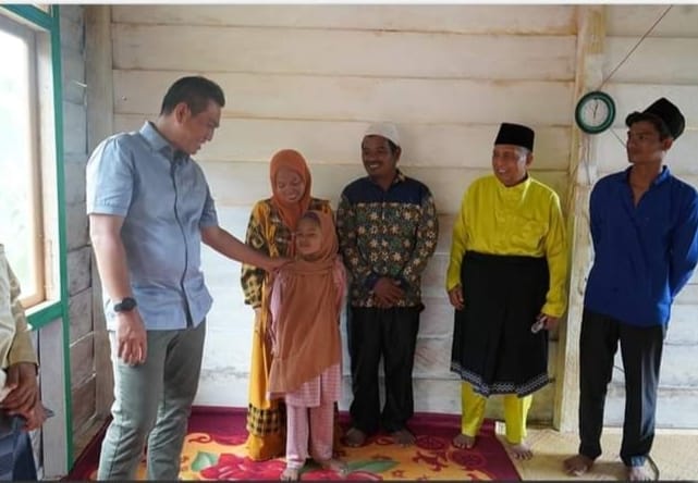 Bupati Batanghari Muhammad Fadhil Arief Resmikan Bantuan Bedah Rumah