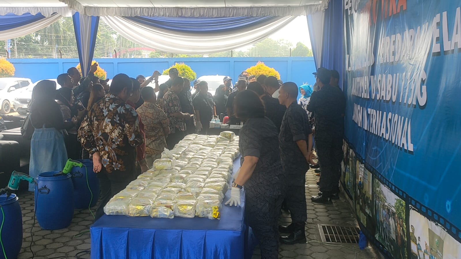 Bupati Lahat CIK Ujang SH Melakukan Pemotongan Pitah Tanda Resmi Di