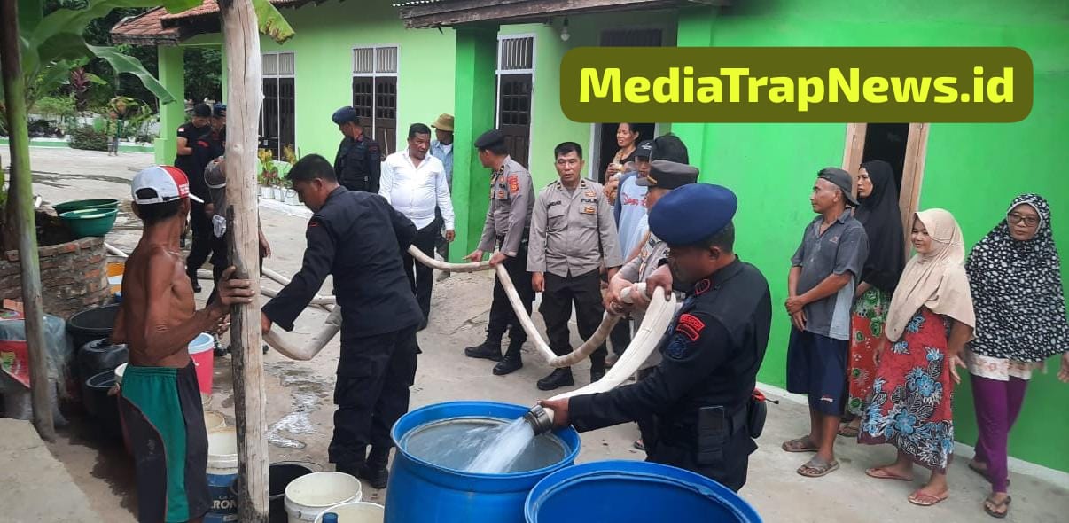 Sat Brimob Polda Jambi Beri Bantuan Air Bersih Kepada Masyarakat Yg