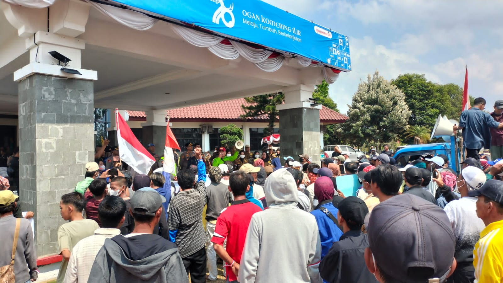 Tuntut Plasma Pt Kelantan Sakti Ratusan Masyarakat Desa Teloko Demo Di