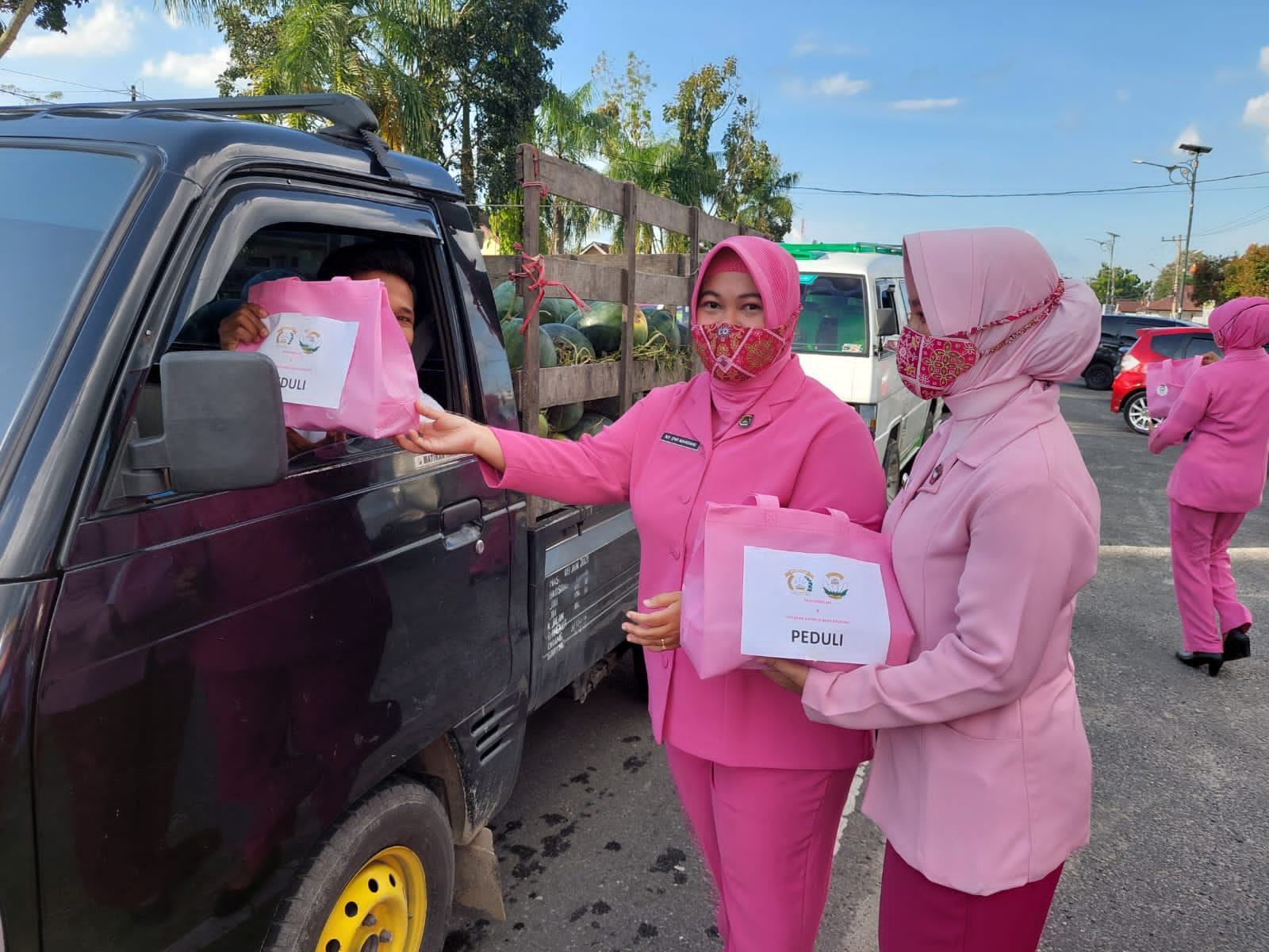 Bhayangkari Cabang Kampar Bagikan Takjil Untuk Warga Dan Pengendara