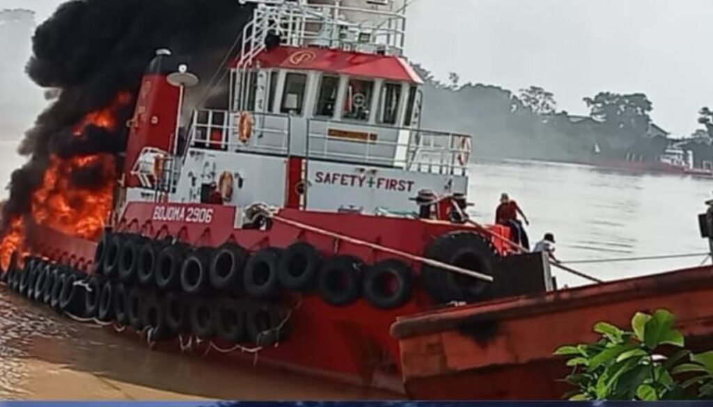 Kapal Tugboat Bojoma Terbakar Di Perairan Pinggiran Sungai Batang